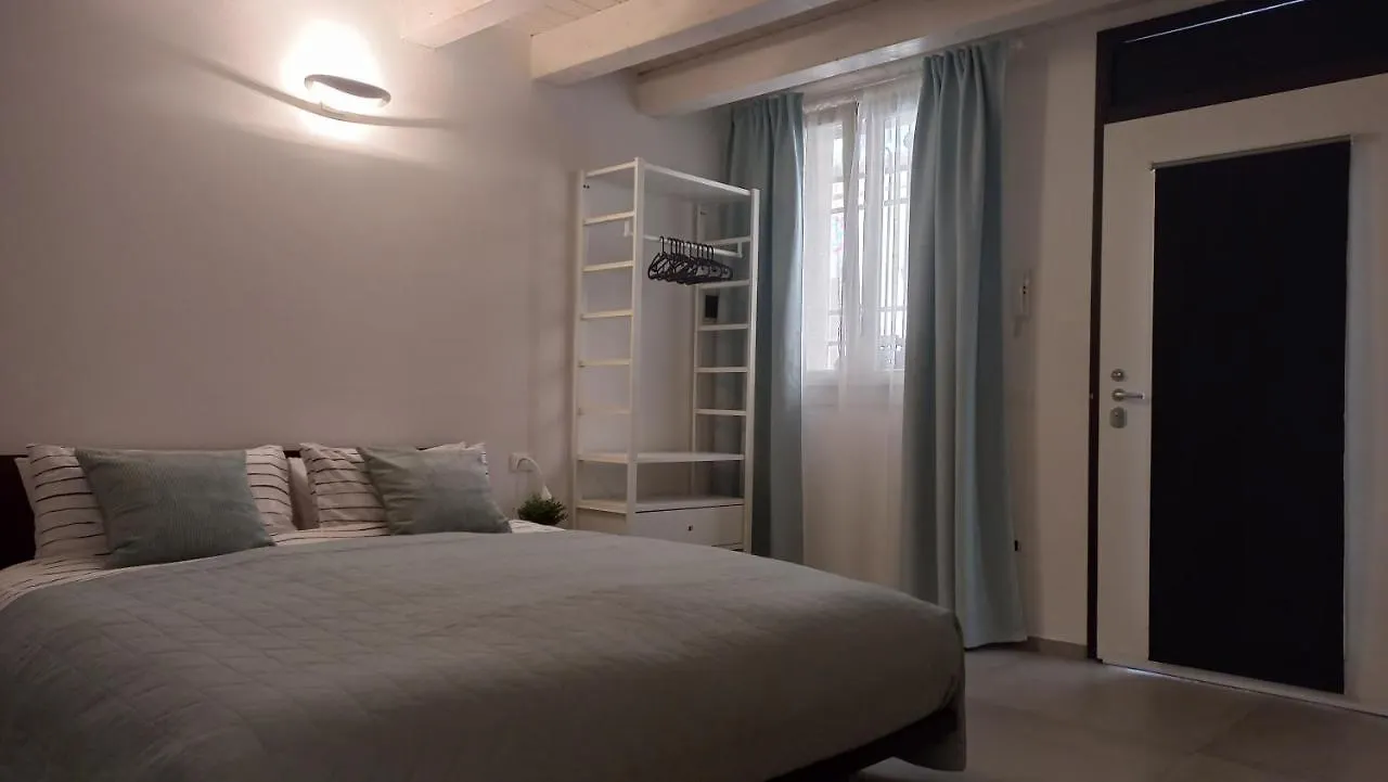 Room 28 Ferrara 0*,